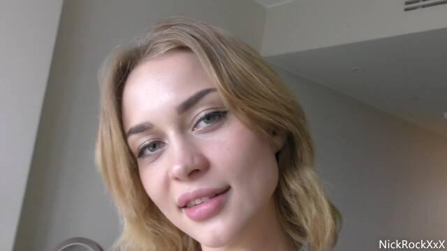 Блондинка лижет парню яйца и просит секса в жопу