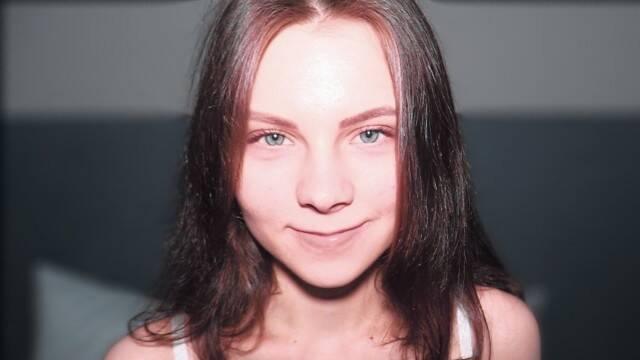 Парень накормил телку членом и трахнул ее перед сном