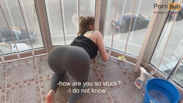 Мачеха с большой задницей застряла и нарвалась на трах в пилотку
