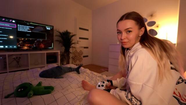 Девушка в трусиках кончает со сквиртом на члене парня