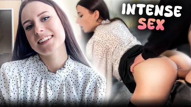 Телка просится на член и делает минет ради траха