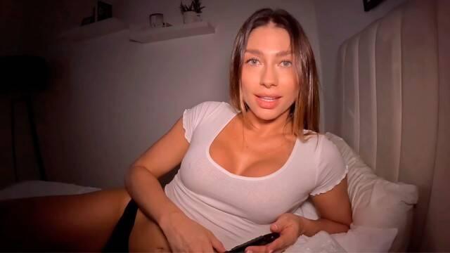 Трахает в трусиках спортивную сучку с упругой грудью